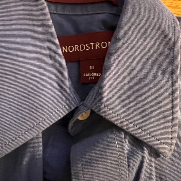 - 2 shirts - Picture 4 of 5